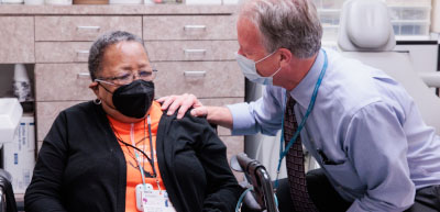 El Dr. de Johns Hopkins en un participante de la clínica 